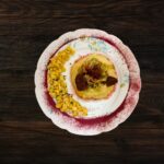 Purée de féverole aux navets et au miel, salade cuite en chiffonnade, questches à l’aigre doux