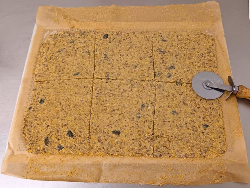 Découpe de la pâte crackers à la semoule de féverole