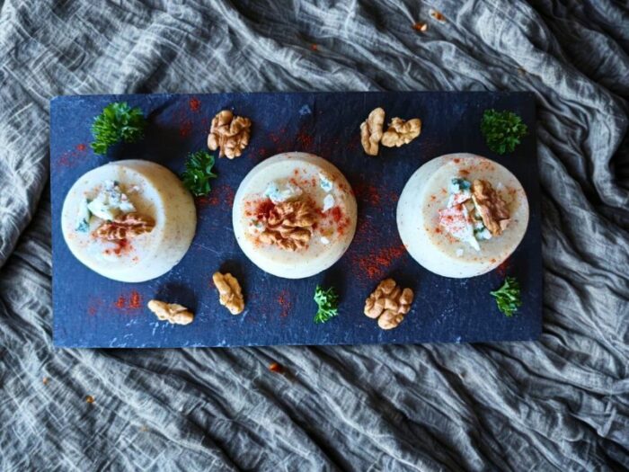 Petits flans au roquefort à la semoule de féverole