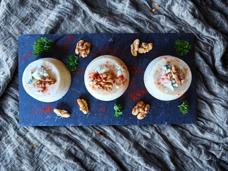 Petits flans au roquefort et semoule de féverole