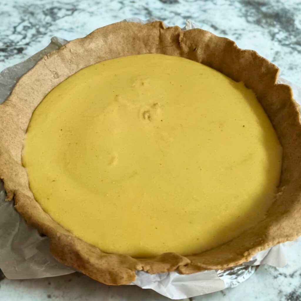 Semoule de féverole au lait sur fond de tarte