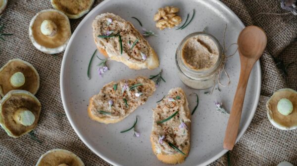 Préparation végétale instantanée pour terrine paysanne à base de féverole, sans gluten, riche en fibres et en protéines Préparation végétale instantanée pour terrine paysanne à base de féverole, sans gluten, riche en fibres et en protéines