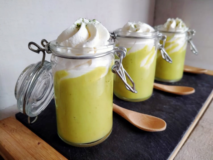 verrine de velouté de féverole, courgette menthe, chantilly au chèvre