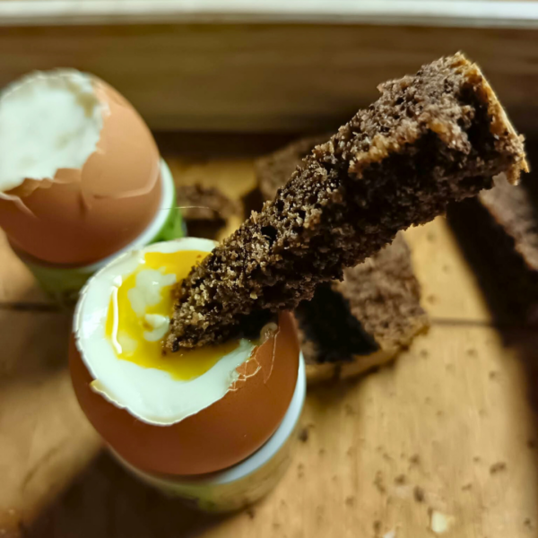 oeufs à la coque mouillettes de pain noir de féverole