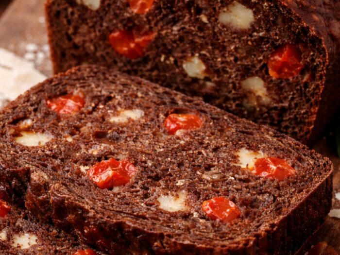 Pain noir de féverole ou cake sans oeufs tomate parmesan