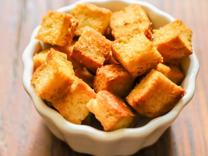 Cubes de tofu marinés, panure croustillante sans gluten à la semoule de féverole